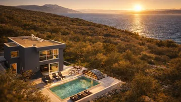 Moderne Villa mit Pool und Meerblick bei Sonnenuntergang, umgeben von mediterraner Vegetation.