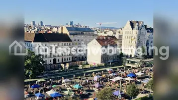 Weitläufiger Blick über eine belebte Stadtlandschaft mit einem Markt und historischen Gebäuden.