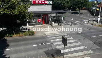 Supermarkt mit Parkplatz und Zebrastreifen in der Nähe der Immobilie, bietet gute Einkaufsmöglichkeiten.
