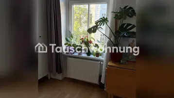 Helles Zimmer mit Fenster, Heizkörper, Holzfußboden und Pflanzen auf der Fensterbank.