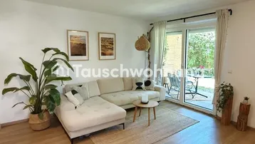 Helles Wohnzimmer mit beigem Ecksofa, Holzboden und Zugang zur Terrasse.