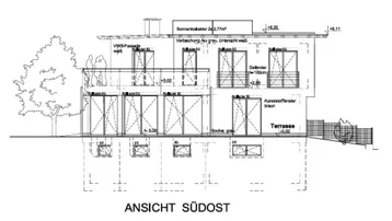 Südost-Ansicht des Gebäudes mit mehreren Balkonen, großen Fenstern und einer Terrasse im Erdgeschoss.