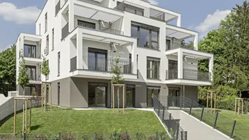 Modernes Mehrfamilienhaus mit gestuften Balkonen und Terrassen in grüner Hanglage.