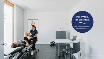 Heller und moderner Praxisraum mit großem Fenster, Therapieliege und Schreibtisch für professionelle Behandlungen.