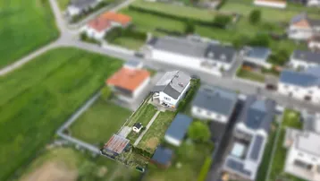 Luftaufnahme eines Einfamilienhauses mit Garten in ländlicher Umgebung.