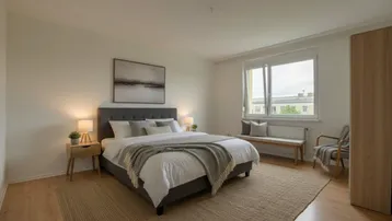 Modern eingerichtetes Schlafzimmer mit Doppelbett, Nachttischen und großem Fenster.