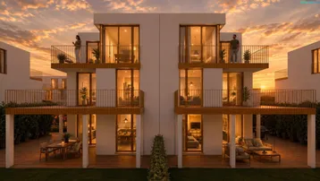 Moderne Wohngebäude mit Balkonen und Terrassen bei Sonnenuntergang, umgeben von gepflegten Gärten.