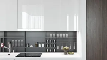 Moderne Küche mit weißen Hochglanzfronten, integrierten Geräten und offener Regalgestaltung.