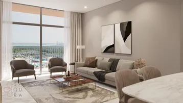 Helles Wohnzimmer mit großen Fenstern, modernem Sofa und Blick auf die Umgebung.