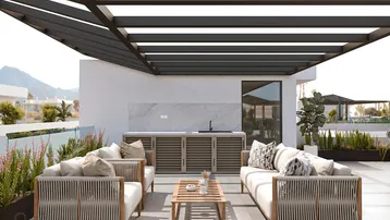 Geräumige Dachterrasse mit Outdoor-Küche, bequemen Loungemöbeln und Bergblick.