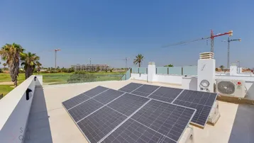 Photovoltaikanlage auf dem Flachdach zur nachhaltigen Energieerzeugung der Immobilie.