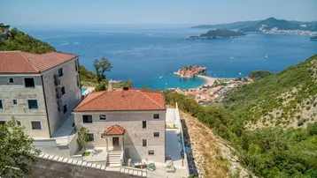 Panoramablick auf das Anwesen mit Meerblick und der historischen Insel Sveti Stefan im Hintergrund.