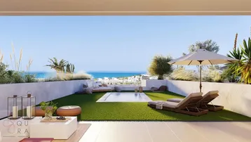 Große Dachterrasse mit kleinem Pool, Liegestühlen und weitem Meerblick.