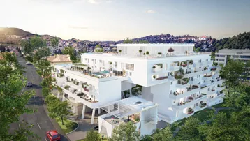 Moderne Wohnanlage mit mehreren Balkonen und Dachterrassen in grüner Umgebung.