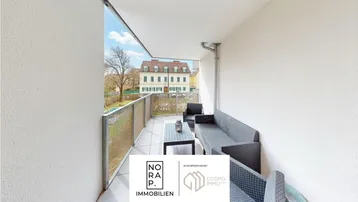 Möblierter Balkon mit Sitzgelegenheiten und Blick auf die umliegende Bebauung.
