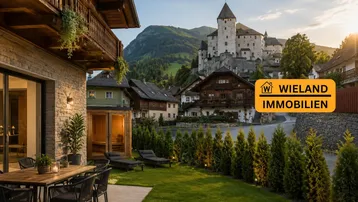 Gepflegter Garten mit Essterrasse, Außensauna und Liegeflächen, umgeben von alpiner Landschaft und einem Schloss.