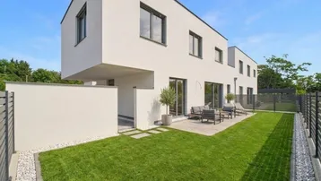 Moderne Reihenhausfassade mit gepflegtem Rasen, Terrasse und Sitzgelegenheiten im Freien.