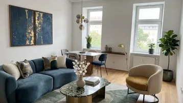 Modernes Wohn-Esszimmer mit stilvollem Sofa, Esstisch und großen Fenstern für viel Tageslicht.