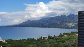 Spektakulärer Blick auf das Meer und die umliegende Berglandschaft.