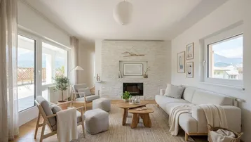Helles Wohnzimmer mit modernem Kamin, Holzboden und großen Fenstern mit Terrassenzugang.