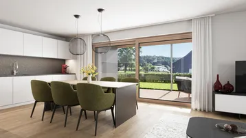 Heller offener Wohn-Essbereich mit moderner Küche und Zugang zur Terrasse mit Gartenblick.