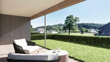Sonnige Terrasse mit bequemen Loungemöbeln und weitem Blick ins Grüne.