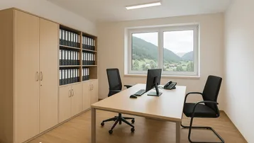 Helles Büro mit Holzschränken, Schreibtisch und Stühlen, bietet einen weiten Blick auf die umliegende Berglandschaft.