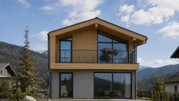 Modernes Holzhaus mit Satteldach, großen Glasfronten und Balkon in alpiner Berglandschaft.