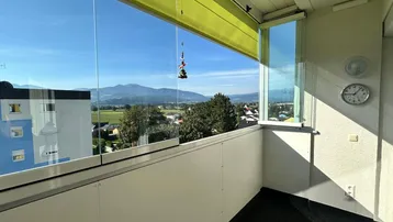 Verglaster Balkon mit Bergblick und viel natürlichem Licht.
