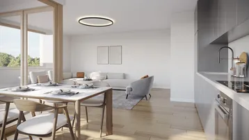 Heller, offener Wohn-Essbereich mit moderner Küche, Holzboden und Zugang zum Balkon.