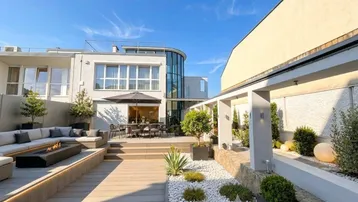 Moderne Außenterrasse mit Lounge-Bereich, Feuerstelle und Essbereich, ideal für Entspannung und Unterhaltung.