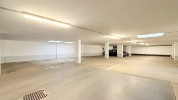 Geräumige Tiefgarage mit ausreichend Parkplätzen und guter Beleuchtung für Bewohner.