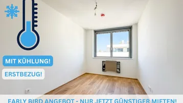 Helles, leeres Zimmer mit Holzboden und Kühlung, ideal für Erstbezug in einem Neubau.
