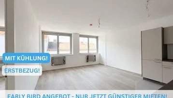 Helles, leeres Zimmer mit Holzboden und Fenstern, bereit für den Erstbezug.