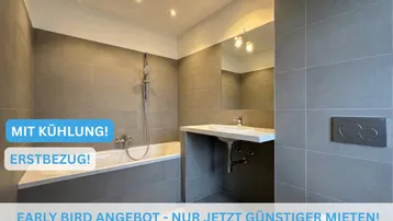 Modernes Badezimmer mit Badewanne, Dusche, Waschbecken und WC, ausgestattet mit grauen Fliesen.