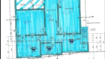 Grundrissplan zeigt eine Aufteilung in mehrere Räume, darunter Bürobereiche, mit blauer Hervorhebung.