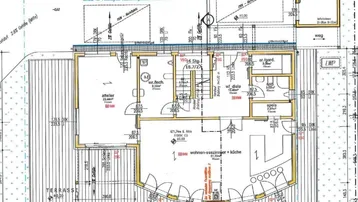 Grundriss des Erdgeschosses mit offenem Wohn-Essbereich, Küche und großer Terrasse.