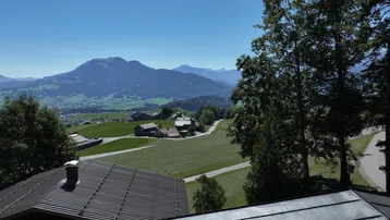 Panoramablick auf die weite Berglandschaft und grüne Täler von der Unterkunft aus.
