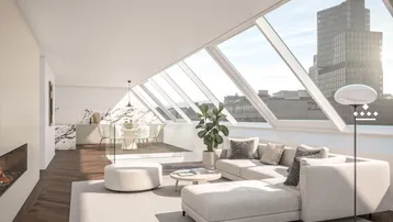 Helles Wohnzimmer mit großen Dachfenstern, Stadtblick und offenem Übergang zur Küche.