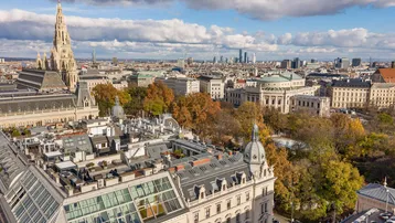 Panoramablick über die Wiener Innenstadt mit historischen Gebäuden und moderner Skyline.
