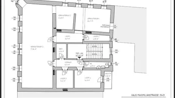 Grundriss des ersten Obergeschosses mit mehreren Verkaufsräumen, Lagerräumen und einem Balkon.