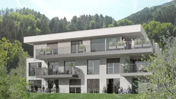 Moderne Wohnanlage mit mehreren Balkonen, eingebettet in eine grüne Berglandschaft.