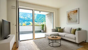 Helles Wohnzimmer mit modernem Sofa, Holzboden und Zugang zu einer Terrasse mit Bergblick.