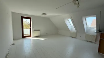 Heller Dachgeschossraum mit weißem Laminatboden, Dachfenstern und Zugang zu einem Außenbereich.