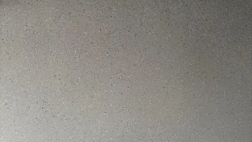 Deckenleuchte in einer Garage mit gesprenkelter Wand- oder Deckenoberfläche.