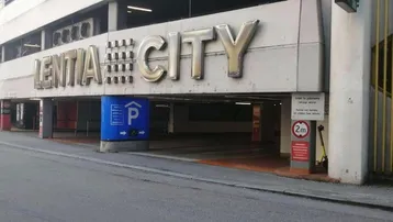Eingang zu einem mehrstöckigen Parkhaus mit Beschilderung und einer Höhenbegrenzung von 2 Metern.