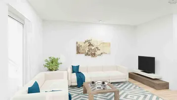Helles Wohnzimmer mit weißem Sofa, modernem Teppich und Flachbildfernseher auf einem Holzunterschrank.