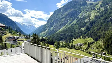 Große Terrasse mit Fliesenboden und atemberaubendem Panoramablick auf die umliegenden Berge und Täler.