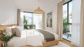 Helles Schlafzimmer mit Holzbett, großen Fenstern und Zugang zu einem Balkon.
