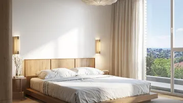 Helles Schlafzimmer mit Holzbett, großen Fenstern und weitem Blick ins Grüne und auf die Stadt.